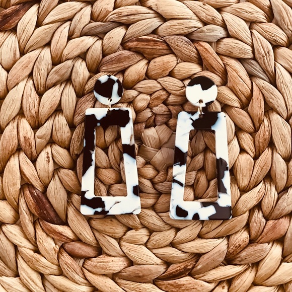 Jewelry - 2/$20 NEW🌿 Black & White Drop Earrings